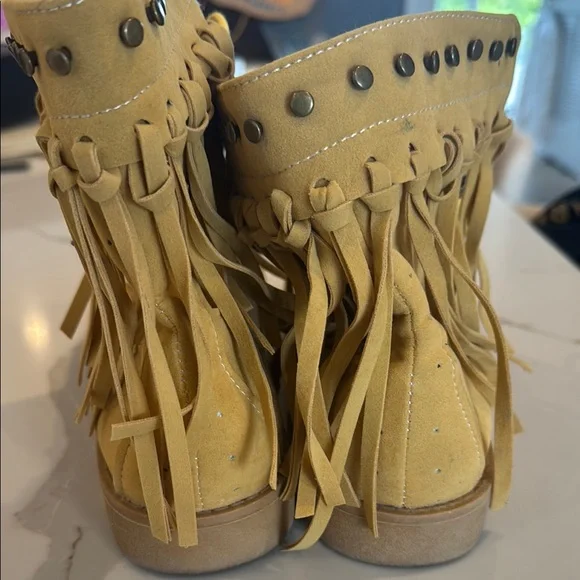 Sale 3/15 Yellow women’s moccasins. - Picture 4 of 4